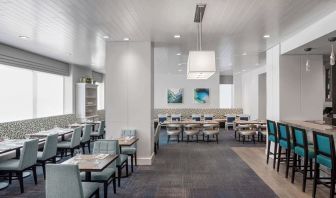 Dining area perfect for coworking at Hilton Garden Inn NYC Financial Center/Manhattan Downtown.
