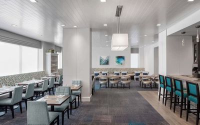 Dining area perfect for coworking at Hilton Garden Inn NYC Financial Center/Manhattan Downtown.
