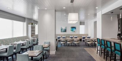 Dining area perfect for coworking at Hilton Garden Inn NYC Financial Center/Manhattan Downtown.
