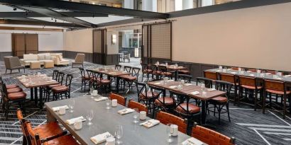 Dining area perfect for coworking at Hilton Charlotte Airport.
