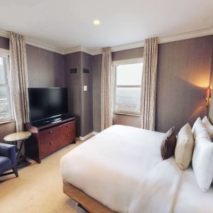 Day use room with natural light at Hilton Chicago.