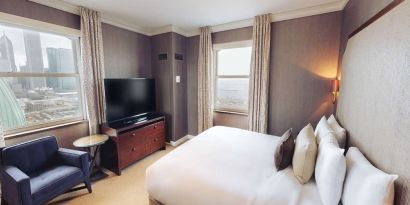 Day use room with natural light at Hilton Chicago.