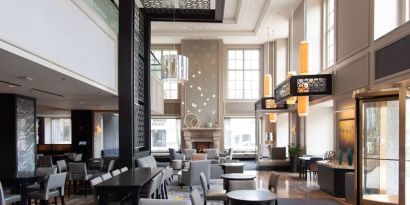 Hotel bar and lounge area perfect for coworking at Hilton Chicago.