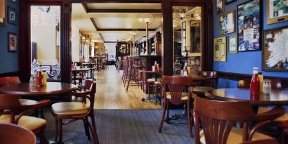 Dining area perfect for coworking at Hilton Chicago.