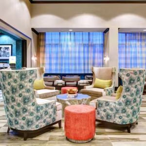 Lobby and coworking lounge at Hampton Inn & Suites By Hilton Atlanta Perimeter Dunwoody.