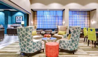 Lobby and coworking lounge at Hampton Inn & Suites By Hilton Atlanta Perimeter Dunwoody.