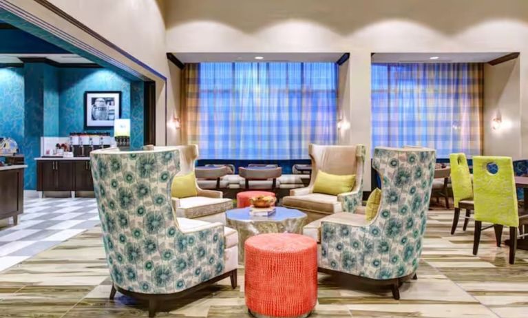 Lobby and coworking lounge at Hampton Inn & Suites By Hilton Atlanta Perimeter Dunwoody.