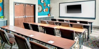 Meeting room at Hampton Inn & Suites By Hilton Atlanta Perimeter Dunwoody.