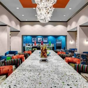 Dining area perfect for coworking at Hampton Inn & Suites By Hilton Atlanta Perimeter Dunwoody.