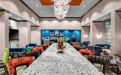 Dining area perfect for coworking at Hampton Inn & Suites By Hilton Atlanta Perimeter Dunwoody.