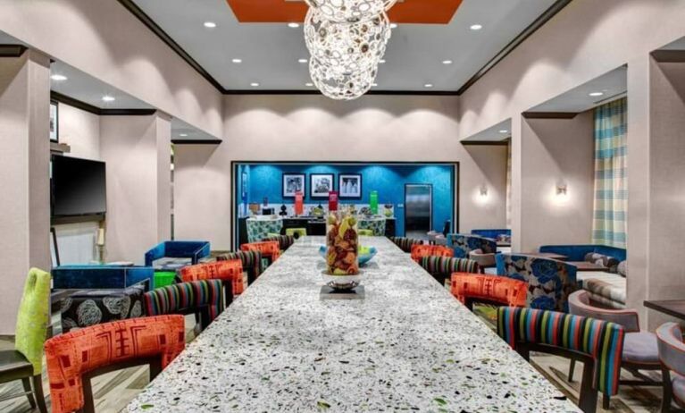 Dining area perfect for coworking at Hampton Inn & Suites By Hilton Atlanta Perimeter Dunwoody.
