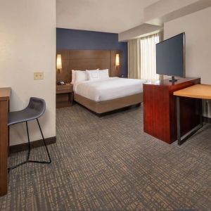 Day use room with work desk and workspace at Sonesta ES Suites Baltimore BWI Airport.