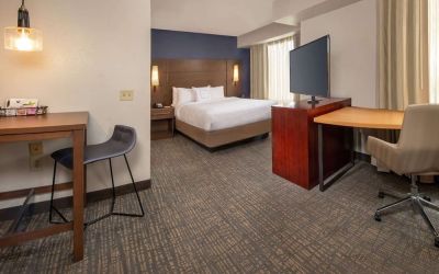 Day use room with work desk and workspace at Sonesta ES Suites Baltimore BWI Airport.