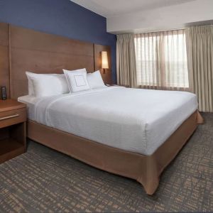 King bed at Sonesta ES Suites Baltimore BWI Airport.