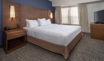 King bed at Sonesta ES Suites Baltimore BWI Airport.