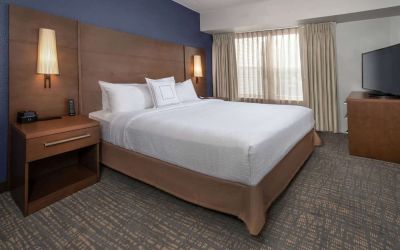 King bed at Sonesta ES Suites Baltimore BWI Airport.