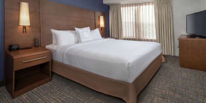 King bed at Sonesta ES Suites Baltimore BWI Airport.