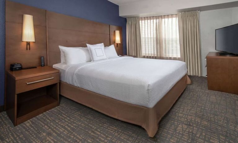 King bed at Sonesta ES Suites Baltimore BWI Airport.
