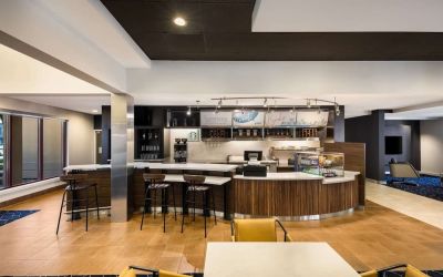 Dining area at Sonesta Select San Jose Airport.