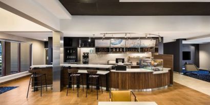 Dining area at Sonesta Select San Jose Airport.