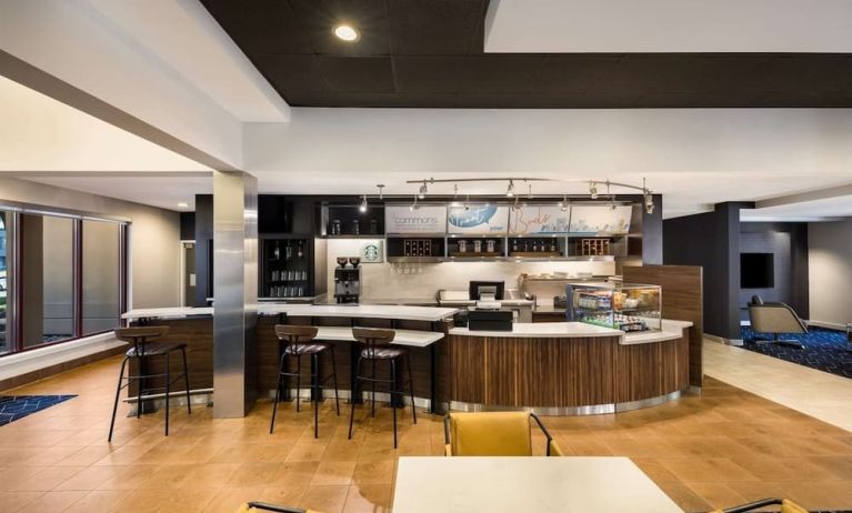 Dining area at Sonesta Select San Jose Airport.