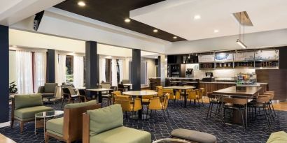 On-site restaurant with lounge seating at Sonesta Select San Jose Airport.
