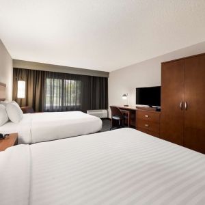 Day use twin room with work desk, TV screen and private bathroom at Sonesta Select San Jose Airport.