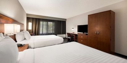 Day use twin room with work desk, TV screen and private bathroom at Sonesta Select San Jose Airport.