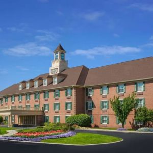 Hotel exterior and parking area at Sonesta Select Boston Lowell Chelmsford.