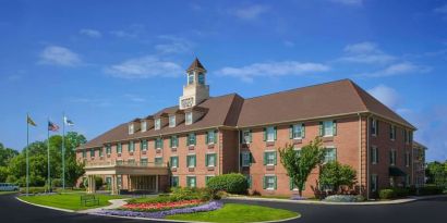 Hotel exterior and parking area at Sonesta Select Boston Lowell Chelmsford.