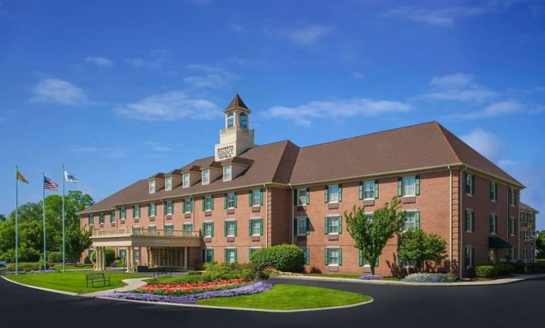 Hotel exterior and parking area at Sonesta Select Boston Lowell Chelmsford.