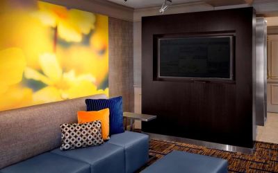 Comfortable lounge seating and workplace at Sonesta Select Boston Danvers's lobby. 