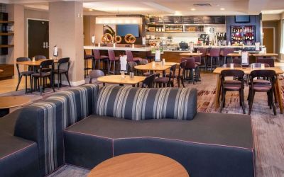 Lounge area and workspace at Sonesta Select Allentown Bethlehem Airport.