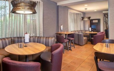 Lobby workspace with comfortable seating at Sonesta Select Allentown Bethlehem Airport.
