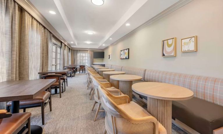 Dining area with comfortable seating, perfect for coworking at Sonesta ES Suites Dulles Airport.