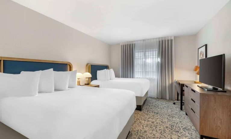 Day use twin room with work desk at Sonesta ES Suites Dulles Airport.