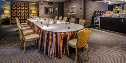 Spacious meeting room at Beacon Hotel.
