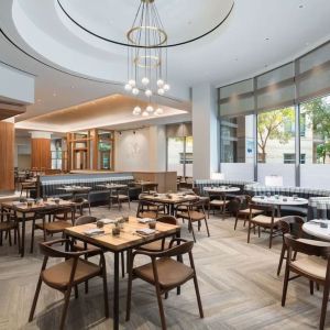 Dining area with natural light perfect for coworking at The Westin Arlington Gateway.