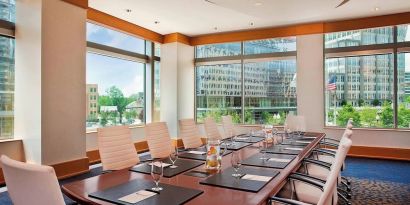 Meeting room with natural light at The Westin Arlington Gateway.