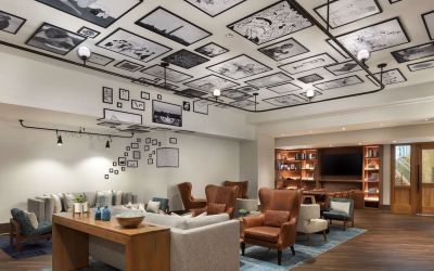 Dining area perfect for coworking at The Westin Arlington Gateway.