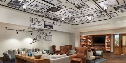 Dining area perfect for coworking at The Westin Arlington Gateway.