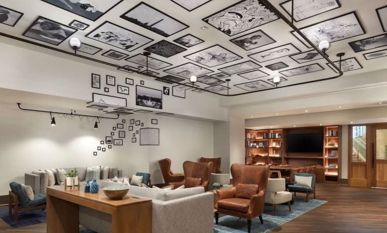 Dining area perfect for coworking at The Westin Arlington Gateway.