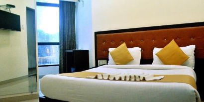 Romantic king room at THE BEST HOTEL MUMBAI.