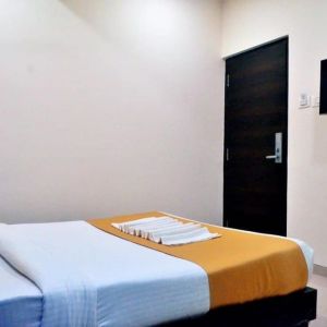 King room with TV and AC at THE BEST HOTEL MUMBAI.