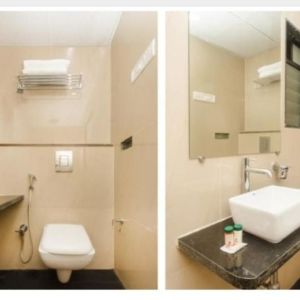 Guest bathroom with shower at THE BEST HOTEL MUMBAI.
