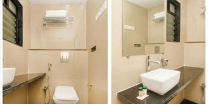Guest bathroom with shower at THE BEST HOTEL MUMBAI.