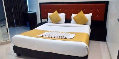 Cozy king room at THE BEST HOTEL MUMBAI.
