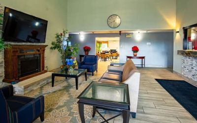 Lounge seating at Quality Inn & Suites Woodstock Near Lake Geneva.
