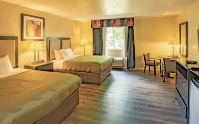 Queen beds at Quality Inn & Suites Woodstock Near Lake Geneva.