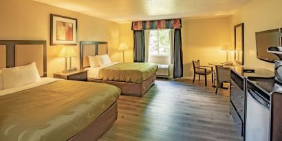 Queen beds at Quality Inn & Suites Woodstock Near Lake Geneva.